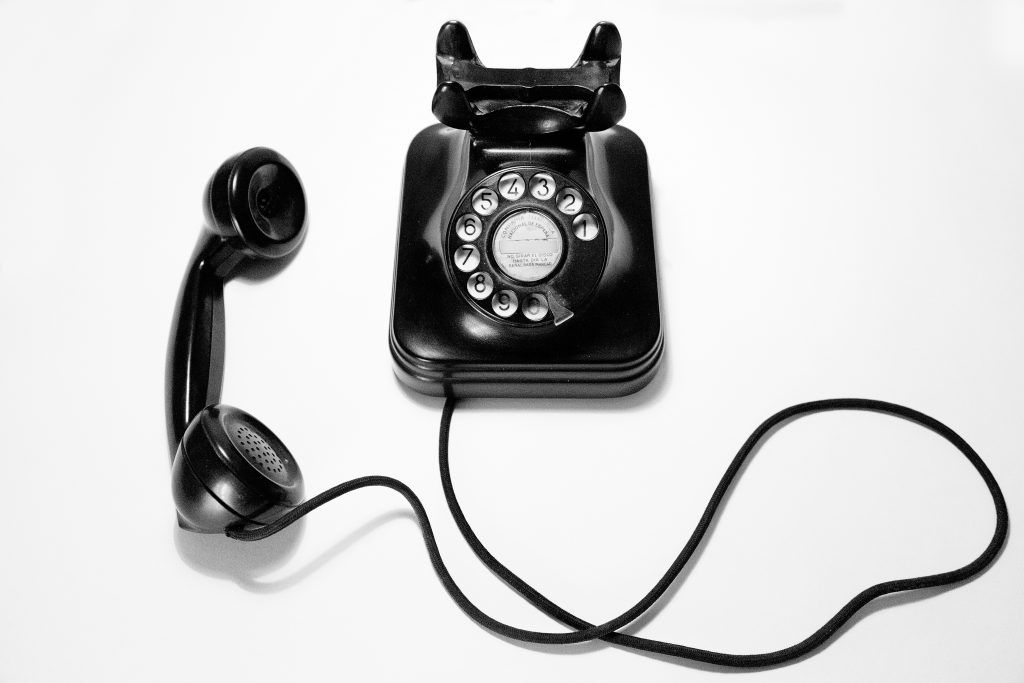 Contacto-AUno-Teléfono-Negro-Cable-Bajo